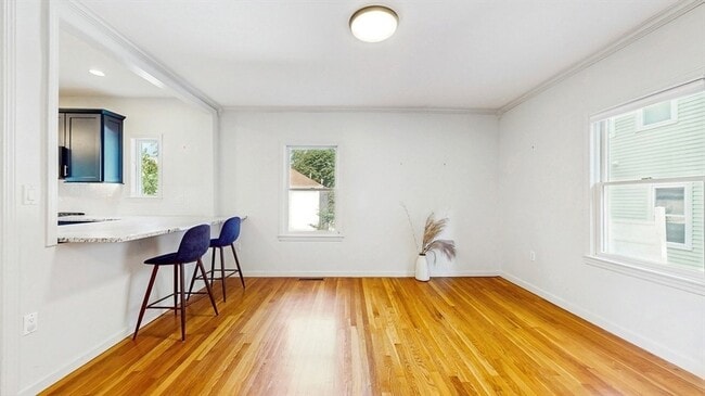 Building Photo - 14 Chestnut St