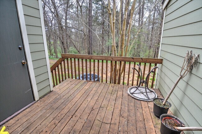 Building Photo - Rare End-Unit Townhome in Carrboro with Beautiful Updates! Available Early July!