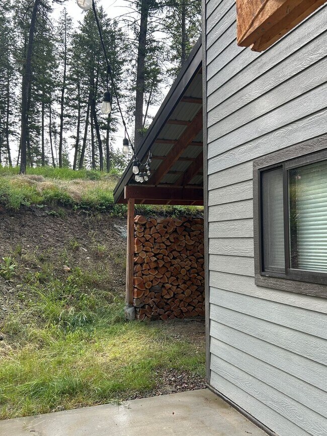 Building Photo - Huge Shop with 2 bedroom 2 bath Condo attached!