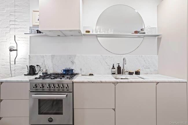 Building Photo - 537 Clinton St