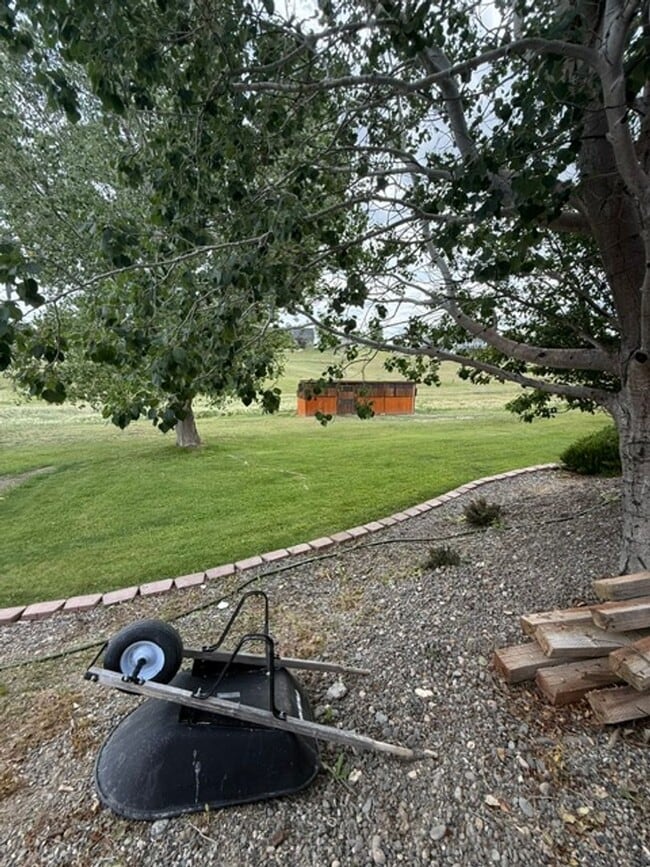 Building Photo - 4 Bedroom Home with Yard, Garage & Pet-Friendly Policy