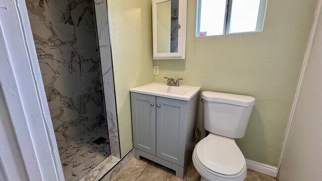 Building Photo - Renovated 1-bedroom attached studio with private entrace, ready for immedate move-in.