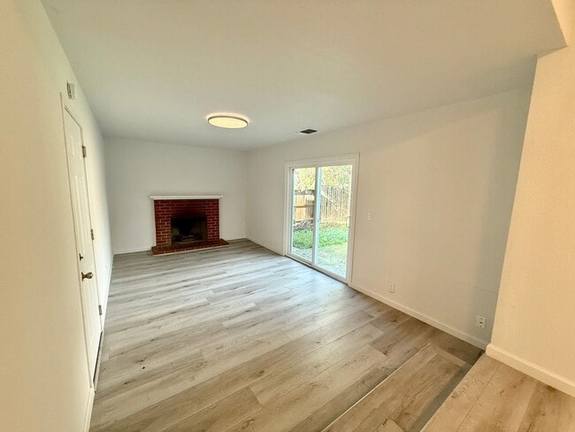 Building Photo - 1725 Albion Pl