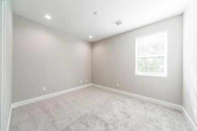 Building Photo - 1329 Buescher Dr