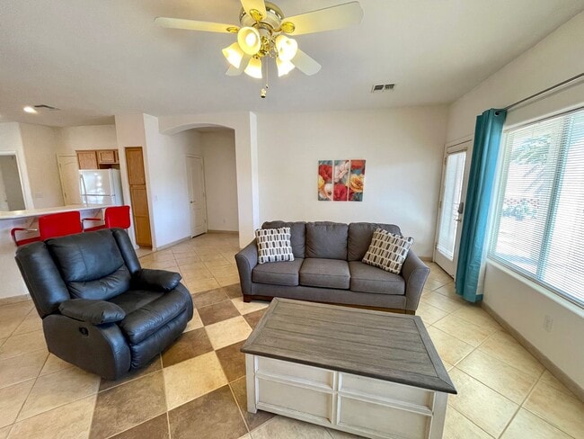 Building Photo - Large 2 Bedroom Home off the Parkway!