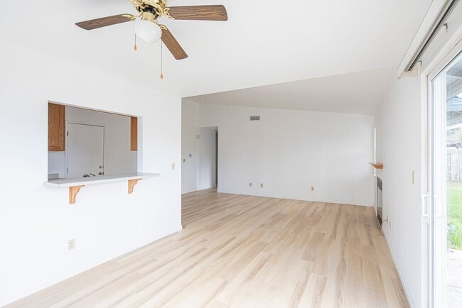 Building Photo - Lovely 3 Bedroom Home in Beautiful Los Alamos!