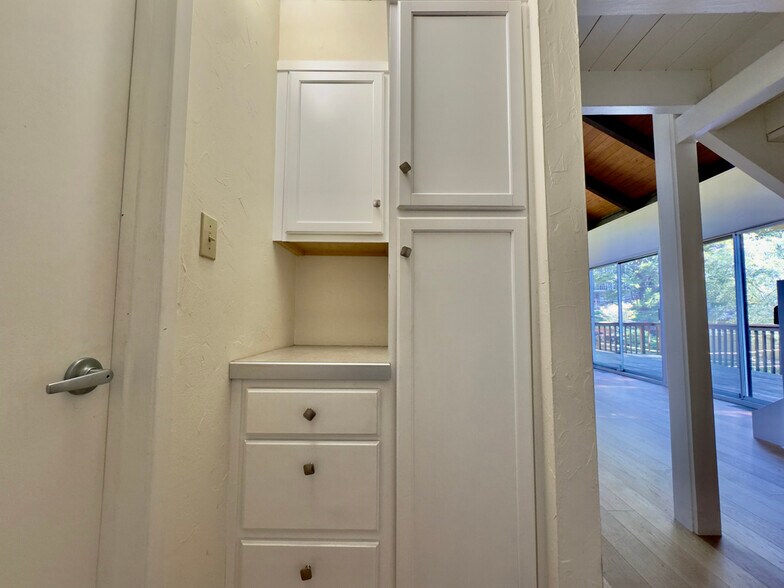 Building Photo - 6583 Valley View Rd