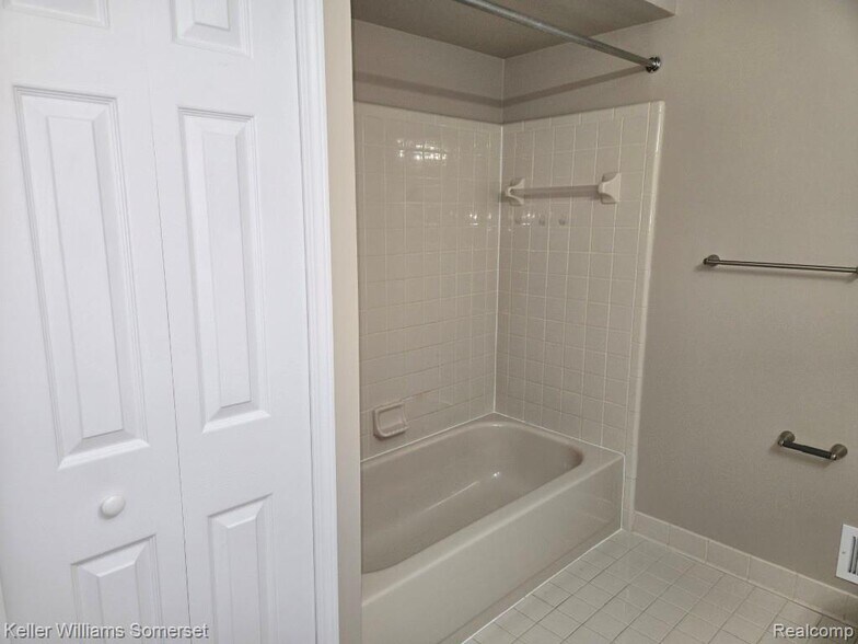 Building Photo - 71 Meadow Wood Dr