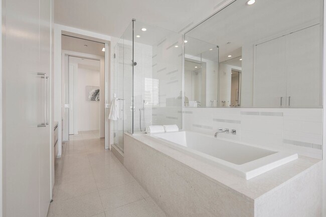 Building Photo - Luxurious premium corner unit nearly 1600 sq ft., Impeccably furnished-turn key- 2 bedroom 2 bath...