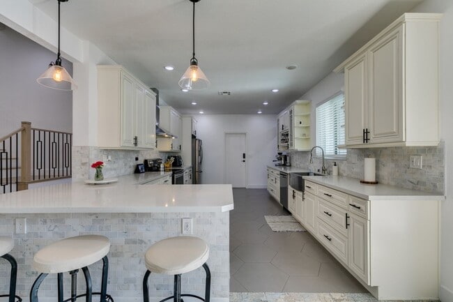 Building Photo - ZONE 8 FULLY FURNISHED, 4BD, 2 PRIMARY SUITES, OVER AN ACRE, HIGHLY UPGRADED