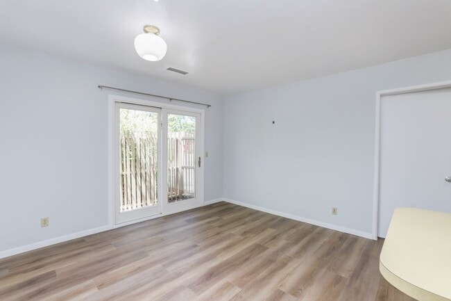 Building Photo - 4 Bed / 2 Bath Welcoming Midtown Palo Alto...