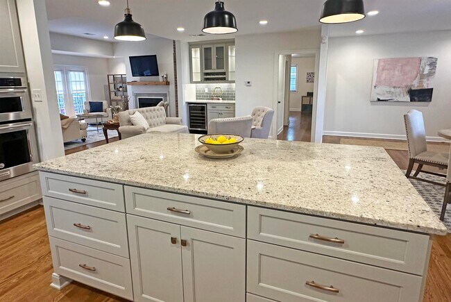 Building Photo - 3815 Montclair Dr