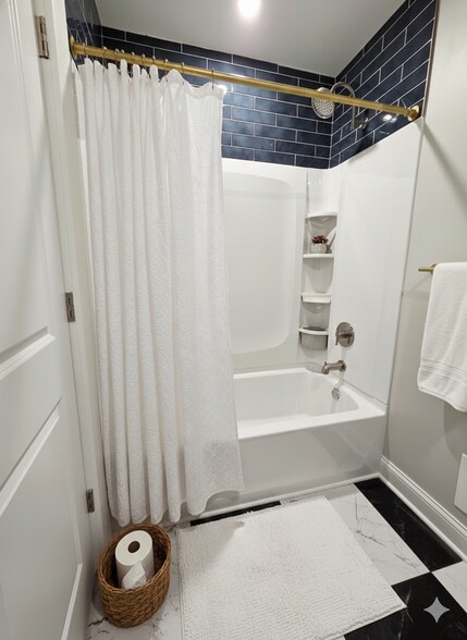 Building Photo - 2402 E Webster Pl