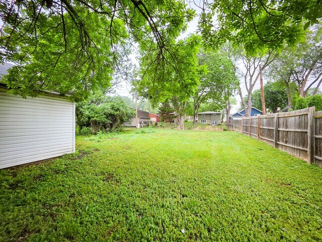 Building Photo - 1208 Koenigstein Ave