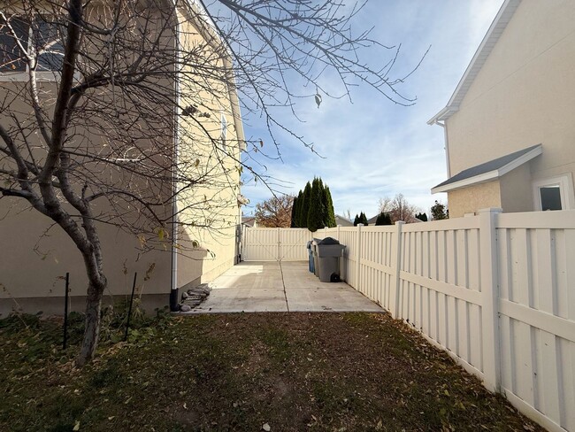 Building Photo - Beautiful 5-Bedroom Home in Saratoga Springs, UT
