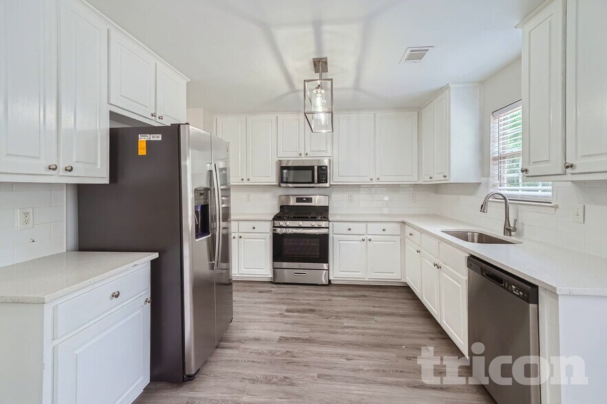 Building Photo - 5799 Village Loop