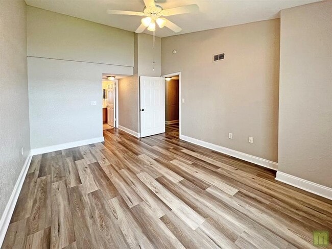 Building Photo - 2811 N Oakland Forest Dr