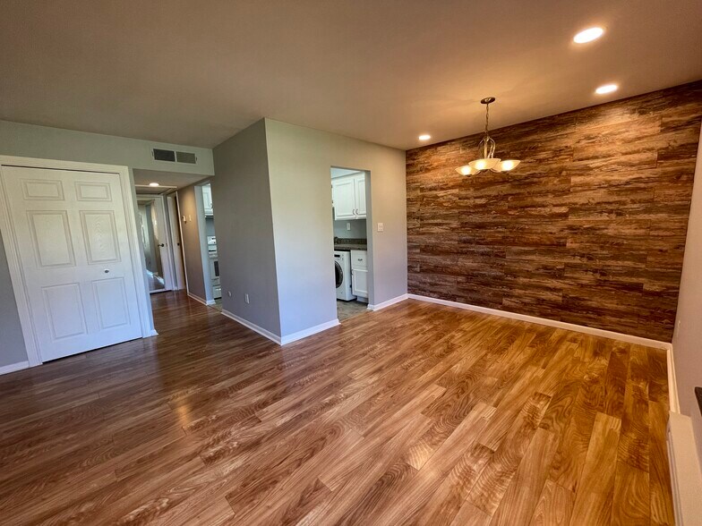 Building Photo - 1804 Colonial Village Way