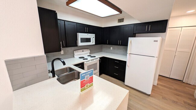 Building Photo - 3 Bedroom Townhome in the Dartmouth Trace Community Near N Dobson Rd and W University Dr!