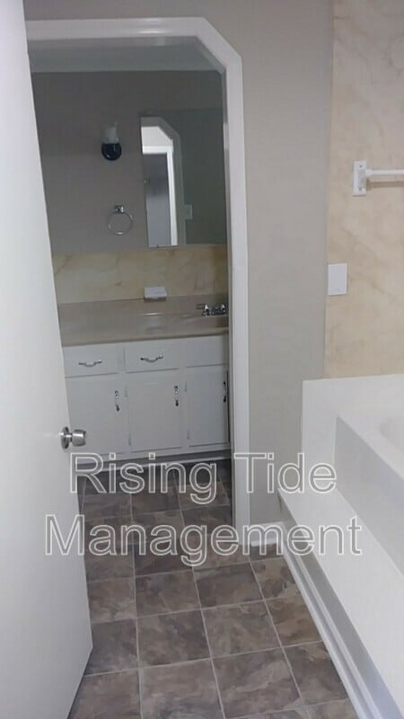 Building Photo - 1006 N Mountain Dr