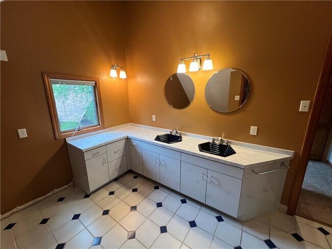 Building Photo - 127 Westland Dr