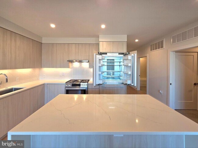 Building Photo - 737 Swann Ave