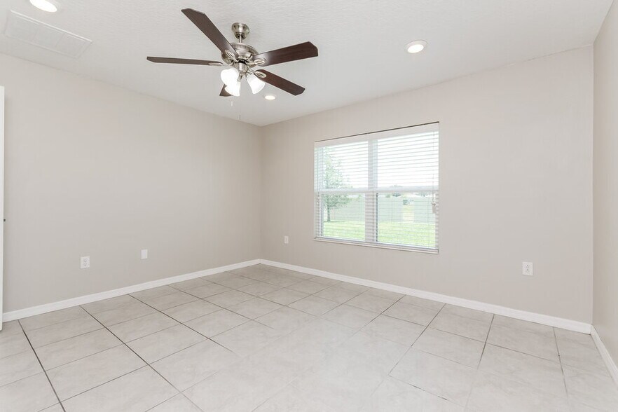 Building Photo - 295 Lake Lucerne Way