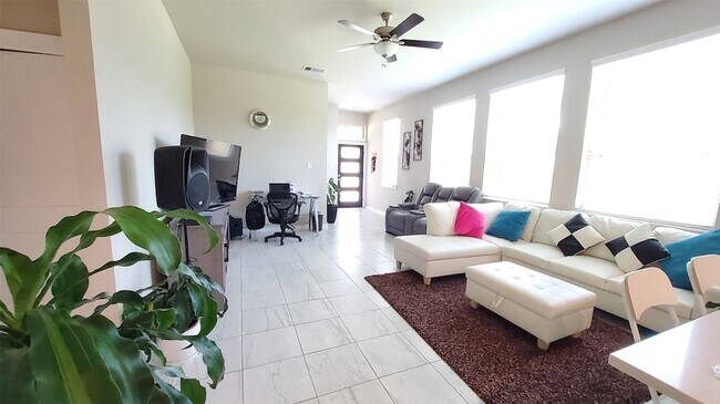 Building Photo - 305 Rise Ln