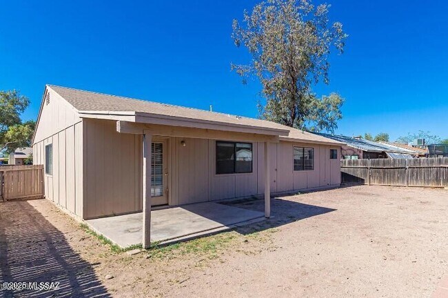 Building Photo - 1940 W Chardonnay Dr