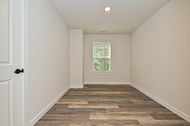 Building Photo - 512 12th Ave NE