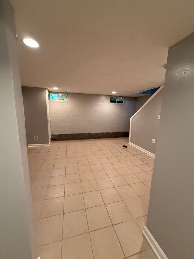 Building Photo - 710 Sequoia Dr