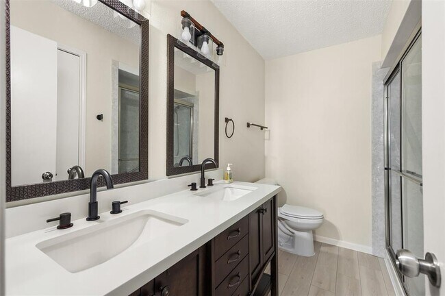 Building Photo - 831 Silverpines Rd