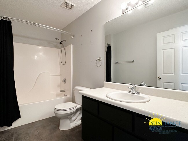 Building Photo - Spacious 3-Bedroom Home in FWB in between Eglin & Hurlburt Bases!