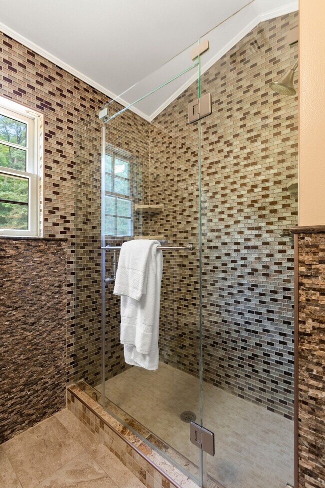 Building Photo - 338 Clove Rd