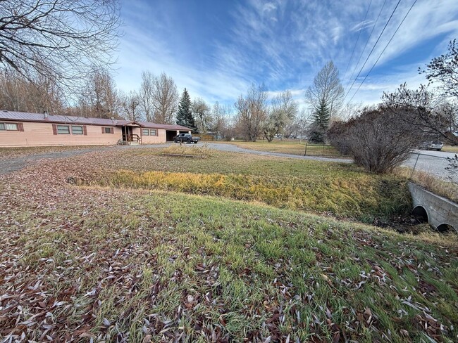 Building Photo - 4 Bed 2 Bath Home with 2 Car Garage, Large Private Fenced Yard. Lander, WY