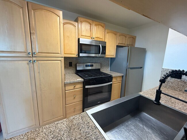 Building Photo - Beautifully Updated 2 Bed, 1 Bath Townhome-Style Condo in Auburn Greens!