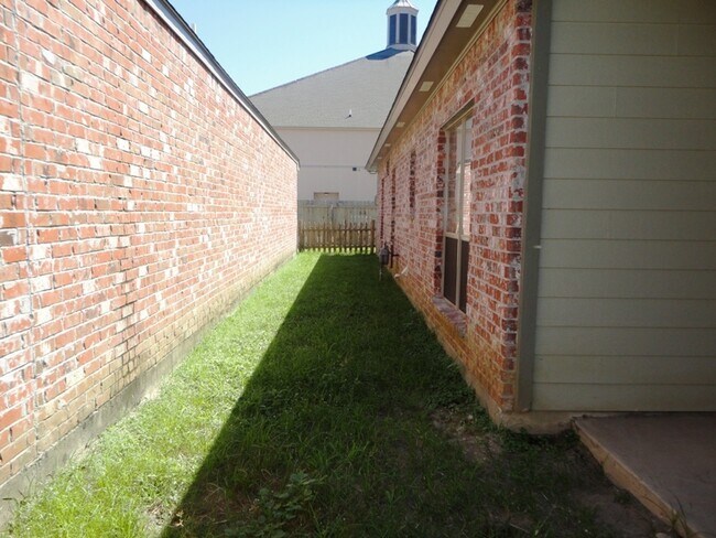 Building Photo - Shenandoah area 3BR/2BA house with dbl garage