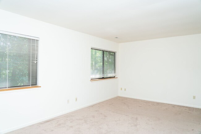 Building Photo - 2 Bedroom Townhouse Available in July