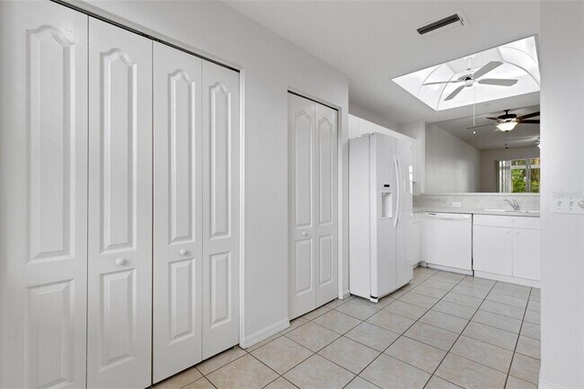 Building Photo - 4640 Tower Hill Ln