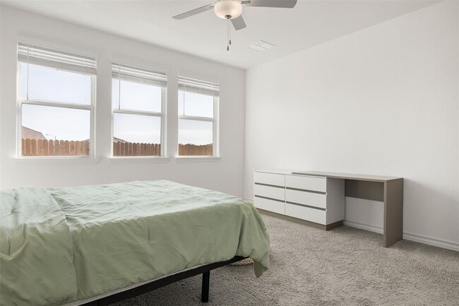 Building Photo - 13707 Manhattan Dr