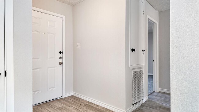 Building Photo - 4706 Glendower Dr