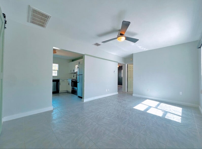 Building Photo - 707 E Spruce St