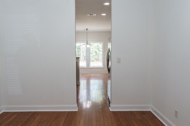Building Photo - 49 Thomas Sumter St