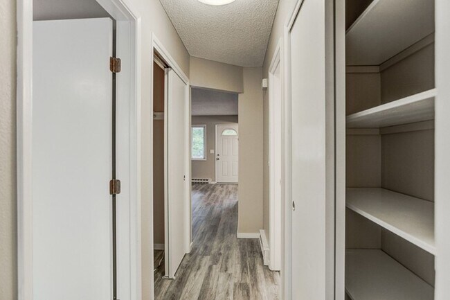 Building Photo - Off SE Belmont: Mid-Century 2Bdr w/ Parkin...