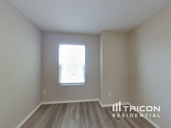 Building Photo - 1322 Bundy Dr