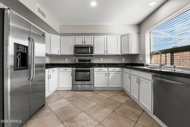 Building Photo - 7911 S 47th Ln