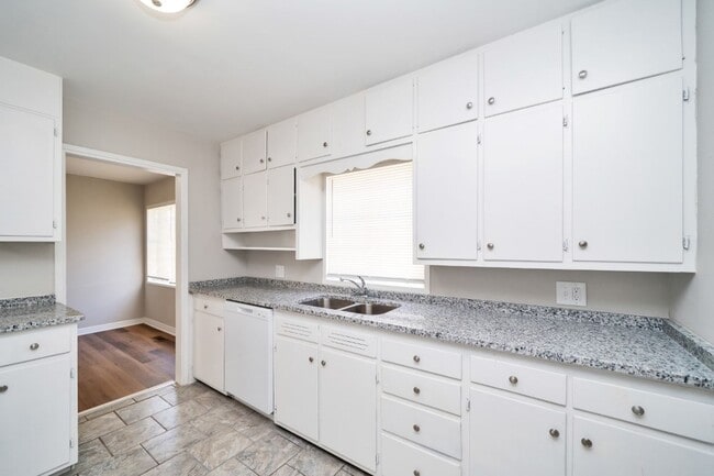 Building Photo - Super Cute & Spotless Corner Lot Home in Bessemer