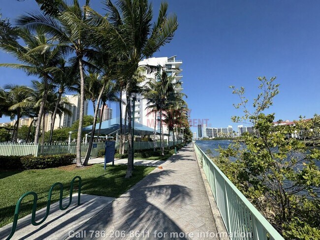 Building Photo - Modern 2BR/2BA Condo in Aventura – Furnish...