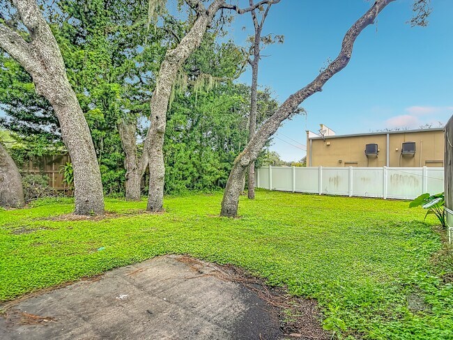 Building Photo - 5602 Ashley Oaks Dr