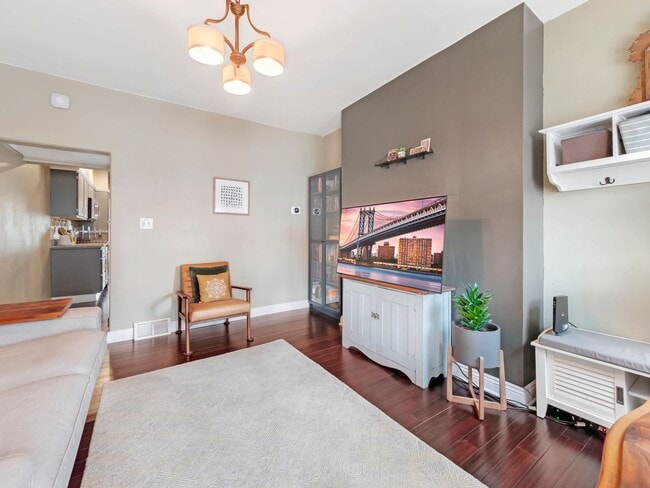 Building Photo - Luxury Updated Row Home | 1 Block from Butler Street